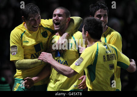 Henri Lansbury von Norwich City (zweite links) Feiert das zweite Tor seiner Seiten mit seinen Teamkollegen Grant Holt (links) Andrew Surman (zweite rechts) und Russell Martin (rechts) Stockfoto