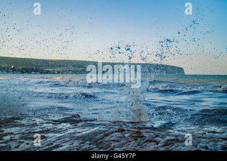 Spritzer Welle Tröpfchen gefangen in Swanage, Dorset gefroren, am Abend Flut. Stockfoto