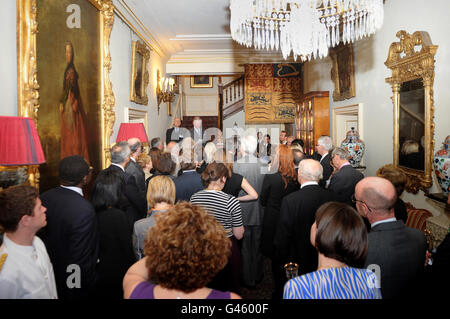 Prinz Charles veranstaltet einen Empfang im Clarence House, um den 400. Jahrestag der King James Bible in London zu feiern. Stockfoto
