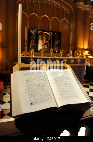 In der Kapelle im St. James' Palace ist eine Reproduktion einer Bibel aus dem Jahr 1611 zu sehen, während der Prinz von Wales einen Empfang im Clarence House zur Feier des 400. Jahrestages der King James Bible in London veranstaltet. Stockfoto