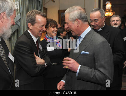 Prinz Charles spricht mit Frank Skinner (links), während er einen Empfang im Clarence House veranstaltet, um den 400. Jahrestag der King James Bible in London zu feiern. Stockfoto