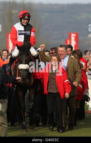 Ruby Walsh (links) wird von Trainer Paul Nicholls nach dem Gewinn der Ladbrokes World Hurdle Riding Big Buck's am St. Patrick's Day während des Cheltenham Festivals gratuliert. Stockfoto