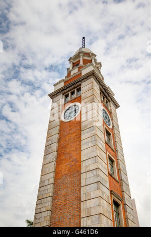 Berühmte Uhr Turm von Tsim Sha Tsui am Victoria Harbour in Kowloon, Hongkong Stockfoto