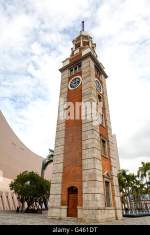 Berühmte Uhr Turm von Tsim Sha Tsui am Victoria Harbour in Kowloon, Hongkong Stockfoto