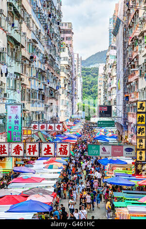 HONG KONG - 26. Juli 2015: Der Beschäftigte Fa Yuen street Markt in Hongkong ist beliebt bei Touristen und Einheimischen gleichermaßen beliebt. Stockfoto