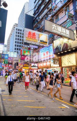 HONG KONG - 26. Juli 2015: Der Beschäftigte Fa Yuen street Markt in Hongkong ist beliebt bei Touristen und Einheimischen gleichermaßen beliebt. Stockfoto