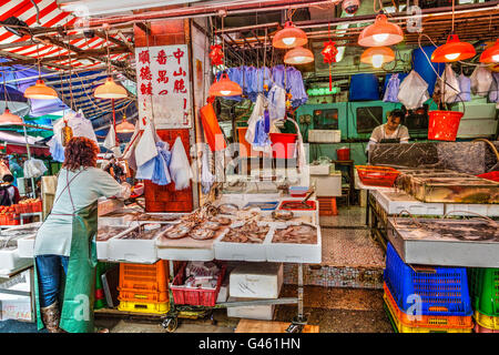 Hong Kong, China - 30. März 2015: Anbieter von eine lebende Meeresfrüchte-Store auf Graham Street bereiten ihren Laden für das Geschäft in den Cent Stockfoto