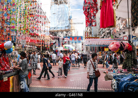 Hong Kong SAR, China - 14. April 2011: Beschäftigt Shopper schlendern Sie entlang der Fa Yuen Street Market in Mong Kok, Hong Kong. Stockfoto