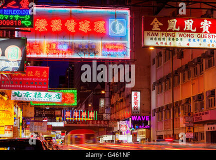 HONG KONG - 27. Juli 2015: Bunte Plakate und Ampel Streifen entlang der belebten Sai Yeung Choi Street in Mongkok, Kowloon. Stockfoto