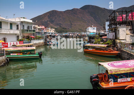 Hong Kong - 10. April 2011: Häuser auf Stelzen über das Wattenmeer von Lantau Island sind Häuser für die Tanka Menschen in Tai O. Stockfoto