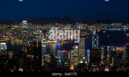 HONG KONG - AUGUST 4: Nachtaufnahme des Victoria Harbour 4. August 2013. Stockfoto