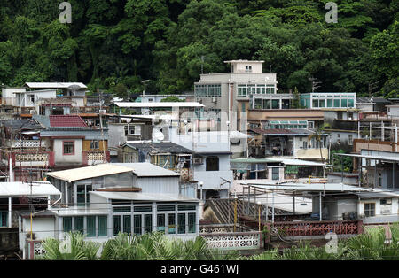 Dicht bebaute traditionellen Dorfhäuser in Tai Po, Hong Kong. Teuren und überfüllten Wohnverhältnisse sind weit verbreitet in Hon Stockfoto