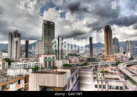 Hong Kongs schwere Land Mangel führte Entwickler Gebäude große und dünne Wohnungen als Zahnstocher Wohnungen bekannt. Stockfoto