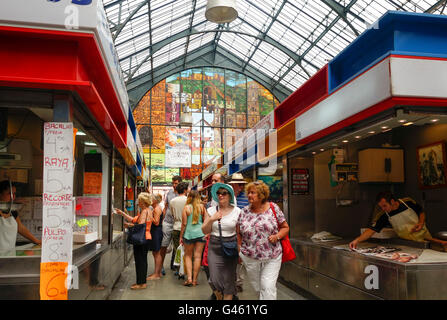 Innere des Atarazanas, Markthalle mit geschlossenen Anbieter Kioske in Malaga, Andalusien, Spanien. Stockfoto