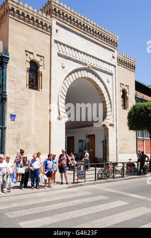 Maurischen Stil Eingang des Atarazanas, Markthalle in Malaga, Andalusien, Spanien. Stockfoto