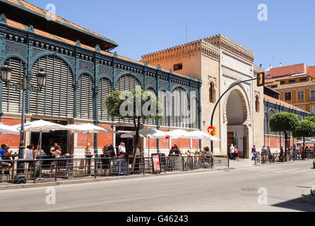 Maurischen Stil Eingang des Atarazanas, Markthalle in Malaga, Andalusien, Spanien. Stockfoto