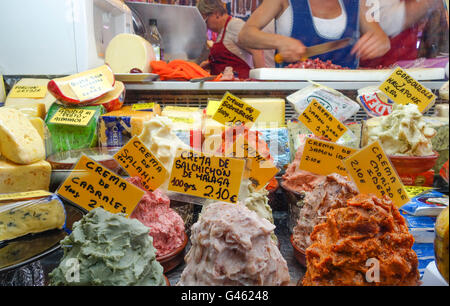 Traditioneller spanischer Küche verbreitet, Einfügen von Chorizo, Salami, Schinken auf dem Display in überdachten Markt Atarazanas, Malaga, Spanien. Stockfoto