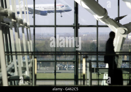 Passagiere gelangen in Terminal 5 des Flughafens Heathrow, da sich die Inflationsrate der umstrittenen Flughafenabflugssteuer (Air Passenger Duty, APD) im nächsten Monat bis zum 2012. April verzögern wird, teilte Bundeskanzler George Osborne heute mit. Stockfoto