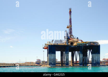 Bohrinsel Sedco 702, aus Liberia vertäut im Hafen von Malaga, angedockt, um abgebaut werden, Andalusien, Spanien. Stockfoto