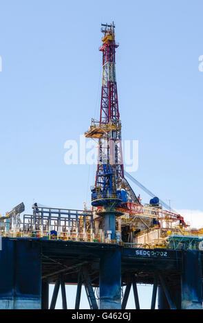 Bohrinsel Sedco 702, aus Liberia vertäut im Hafen von Malaga, angedockt, um abgebaut werden, Andalusien, Spanien. Stockfoto