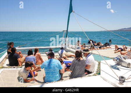 Familie und junge Touristen auf Katamaran, Segelboot Tour, entspannen und genießen Sonne, Malaga, Andalusien, Spanien. Stockfoto