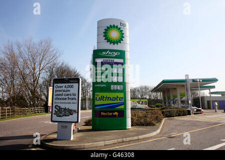 Kraftstoffpreise an einer BP-Tankstelle auf dem M2 in der Nähe von Gillingham, Kent. Kanzler George Osborne kündigte einen Rückgang des Kraftstoffzolls um 1 Cent pro Liter an, der in seinem Budget angekündigt wurde. Stockfoto