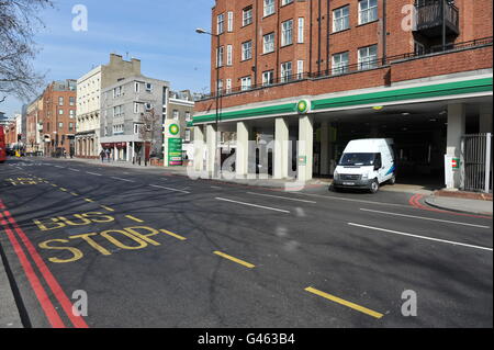 Eine BP-Tankstelle an der Vauxhall Bridge Road, London am nächsten Tag nach dem Budget 2011. Stockfoto