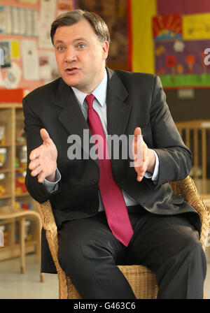 Schattenkanzler Ed Balls zeichnet seine Antwort auf das Budget im Coin Street Neighborhood Center in Waterloo im Zentrum von London auf. Stockfoto