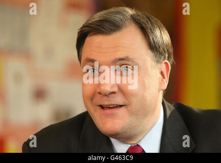 Schattenkanzler Ed Balls zeichnet seine Antwort auf das Budget im Coin Street Neighborhood Center in Waterloo im Zentrum von London auf. Stockfoto