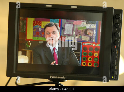 Schattenkanzler Ed Balls zeichnet seine Antwort auf das Budget im Coin Street Neighborhood Center in Waterloo im Zentrum von London auf. Stockfoto