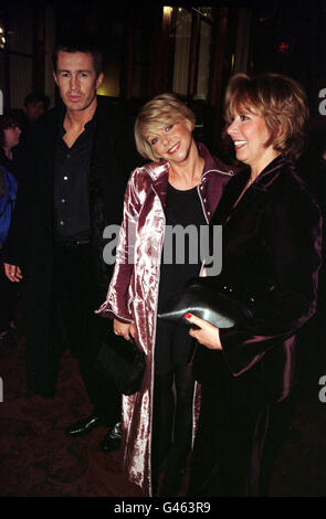 LONDON : 4/3/97 : LEE CHAPMAN UND FRAU LESLIE ASCH BEI DER ERÖFFNUNG DES NEUEN MUSICALS „ROMANCE ROMANCE“ IM MARLBOROUGH HOTEL, BLOOMSBURY. PA NEWS FOTO VON MICHAEL CRABTREE. Stockfoto