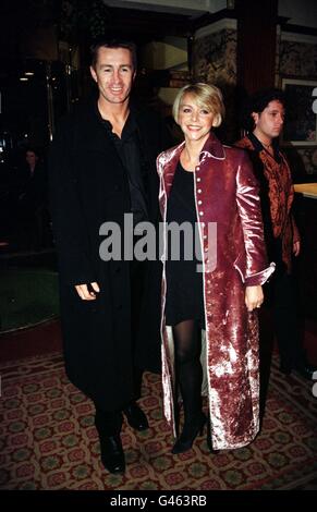 LONDON : 4/3/97 : LEE CHAPMAN & LESLIE ASH BEI DER ERÖFFNUNG DES NEUEN MUSICALS "ROMANCE ROMANCE" IM MARLBOROUGH HOTEL, BLOOMSBURY. Chapman wurde am 5. November 1959 geboren. Chapman wurde am 17/10/97 wegen Übergreifens seiner Schauspielerin Frau Leslie Ash angeklagt. Die ehemalige Stürmerin von Leeds United und West Ham wurde verhaftet, nachdem Caroline Quentin, Miss Ashs Co-Star in der TV-Komödie Men Behaving Badly, die Polizei in ihre Wohnung im Süden Londons gerufen hatte. Siehe PA Story POLICE Ash. PA NEWS FOTO VON MICHAEL CRABTREE. Stockfoto