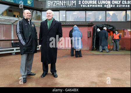 Stephen Thompson, Vorsitzender von Dundee United (links), spricht mit dem Vorsitzenden von Celtic John Reid (rechts) Stockfoto