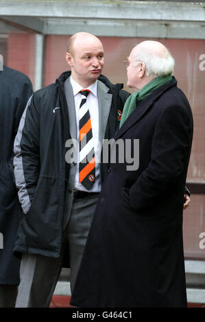 Fußball - Clydesdale Bank Scottish Premier League - Dundee United / Celtic - Tannadice Park. Stephen Thompson, Vorsitzender von Dundee United (links), spricht mit John Reid, Vorsitzender von Celtic (rechts) Stockfoto