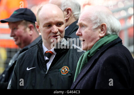 Stephen Thompson, Vorsitzender von Dundee United (links), spricht mit dem Vorsitzenden von Celtic John Reid (rechts) Stockfoto