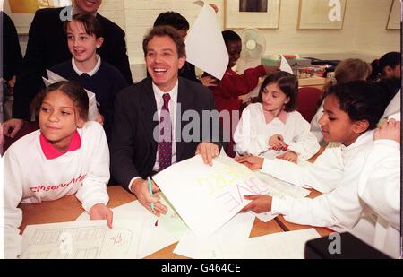 Der Gewerkschaftsführer Tony Blair trifft heute (Freitag) eine Gruppe von 10-jährigen Kindern der Oliver Goldsmith School, die während eines Besuchs des Oppositionsführers bei einem Energieeinsparungsprojekt in Peckham im Süden Londons eine Demonstration von Energieeffizienzmaßnahmen vorstellten, um Labours Unterstützung für die National ConservEnergy Week zu demonstrieren. Foto von Peter Jordan/PA Stockfoto