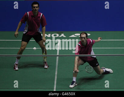 Die Engländerinnen Andrew Ellis (rechts) und Chris Adcock bei ihrer ersten Niederlage gegen die Koreaner Jung Jae Sung und Lee Yong DAE während der Yonex All England Championships in der National Indoor Arena in Birmingham. Stockfoto