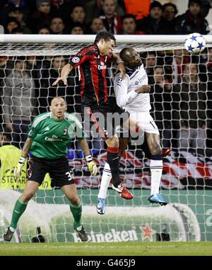 Fußball - UEFA Champions League - Runde der 16. Runde - zweite Etappe - Tottenham Hotspur gegen AC Mailand - White Hart Lane. William Gallas von Tottenham Hotspur (rechts) und Emiliano Thiago Silva von AC Milan (links) kämpfen um den Ball in der Luft Stockfoto