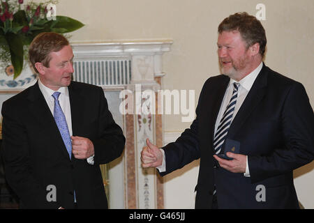 Taoiseach Enda Kenny TD (links) mit Gesundheitsminister Dr. James O'Reilly TD als Minister im 31. Dail erhalten ihr Siegel des Amtes bei einer Zeremonie in Aras an Uachtarain Dublin am ersten Tag des 31. Dail, Dublin. Stockfoto