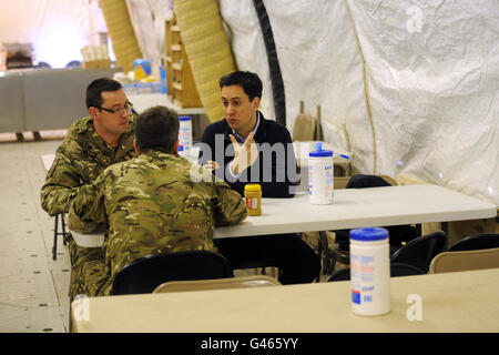 Arbeitsleiter Ed Miliband (zweiter rechts) Spricht mit britischen Soldaten auf einer Tour durch Camp Bastion In der Provinz Helmand Stockfoto