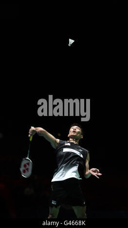 Welt Nr. 1 der malaysische Lee Chong Wei auf dem Weg zum Sieg über den chinesischen Bao Chunlai während der Yonex All England Championships in der National Indoor Arena in Birmingham. Stockfoto