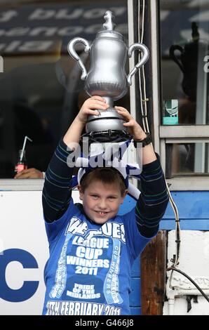 Ein junger Fan von Birmingham City hält eine aufblasbare Trophäe hoch In den Tribünen Stockfoto