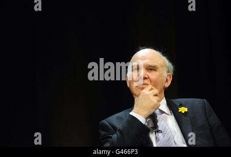 Dr. Vince Cable, Staatssekretär für Unternehmen, Innovation und Qualifikationen, spricht während einer Frage- und Antwortsitzung auf der Frühjahrstagung der Liberaldemokraten. Stockfoto