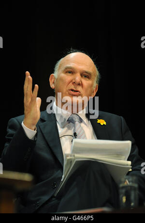 Dr. Vince Cable, Staatssekretär für Unternehmen, Innovation und Qualifikationen, spricht während einer Frage- und Antwortsitzung auf der Frühjahrstagung der Liberaldemokraten. Stockfoto