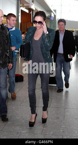 Victoria Beckham Sichtung - Heathrow. Victoria Beckham verlässt Großbritannien nach Los Angeles am Terminal 5 des Flughafens Heathrow. Stockfoto