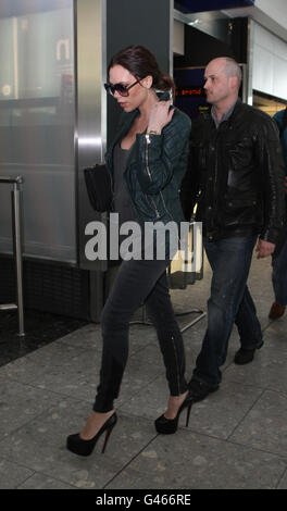 Victoria Beckham Sichtung - Heathrow. Victoria Beckham verlässt Großbritannien nach Los Angeles am Terminal 5 des Flughafens Heathrow. Stockfoto