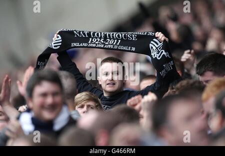 Fußball - FA Cup - Sechste Runde - Birmingham City / Bolton Wanderers - St. Andrew's. Ein Fan von Bolton Wanderers hält einen Schal in die Tribüne Stockfoto