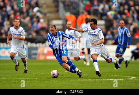 Glenn Murray von Brighton und Hove Albion und Robbie Weir von Tranmere Rovers kämpfen während des npower Football League-Spiels im Withdean Stadium in Brighton um den Ball. Stockfoto