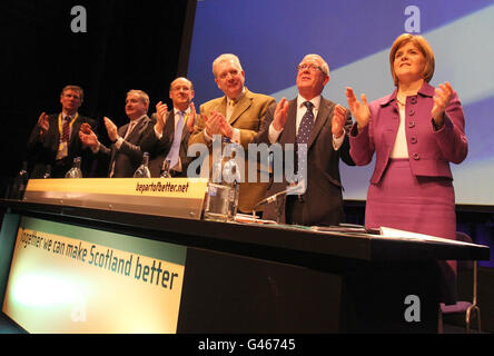 Schottlands stellvertretende erste Ministerin Nicola Sturgeon begrüßt Schottlands ersten Minister und SNP-Führer Alex Salmond nach seiner Rede auf der zweitägigen Frühjahrstagung der Scottish National Party im SECC in Glasgow. Stockfoto