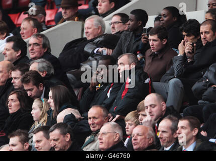 Charlton Athletic Manager Chris Powell (Mitte) schaut von der Tribüne während des npower Football League One Spiels im Valley, London. Stockfoto